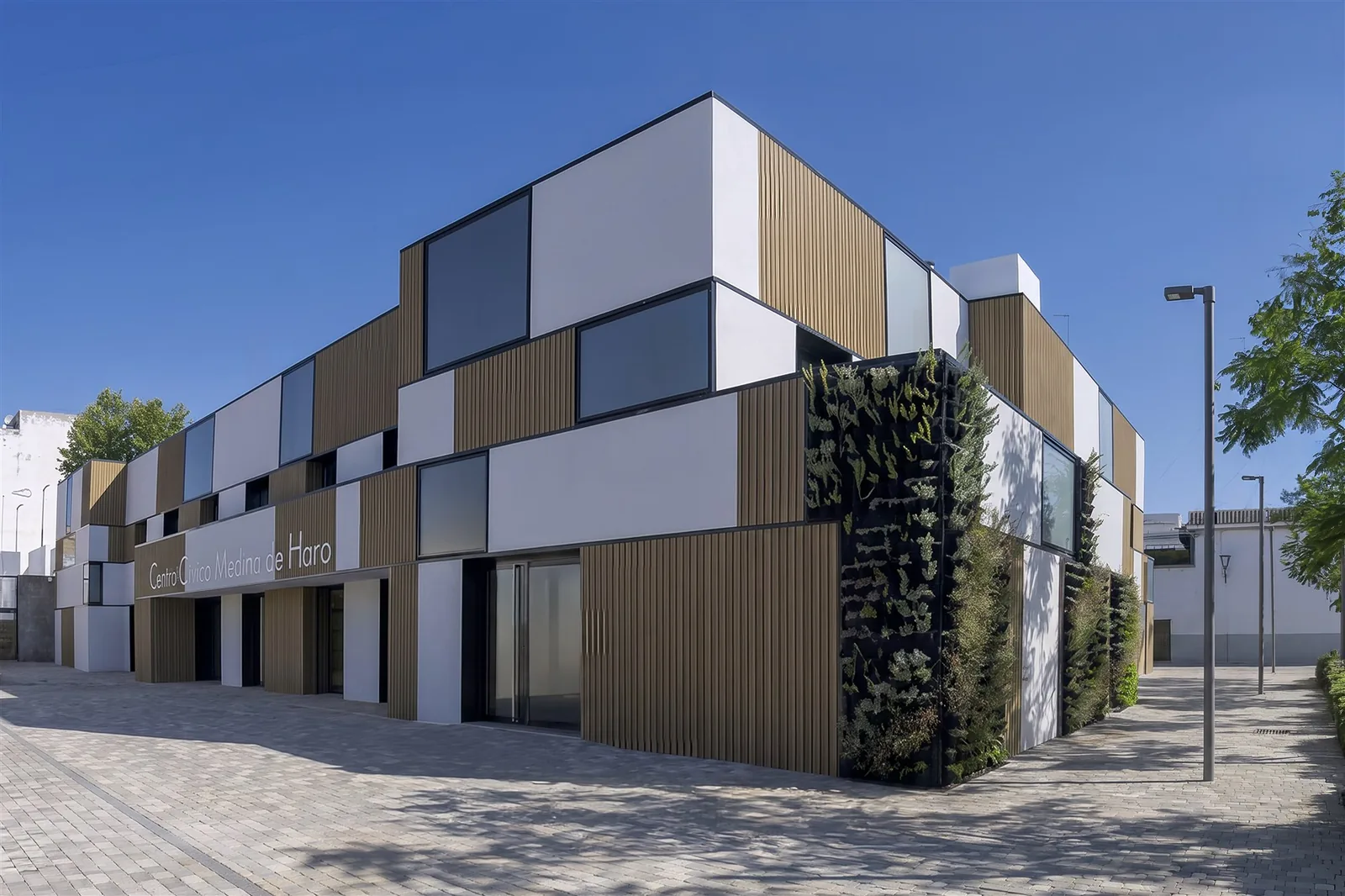 Centre civique Medina de Haro : une ancienne école réinventée pour la vie du quartier en Espagne