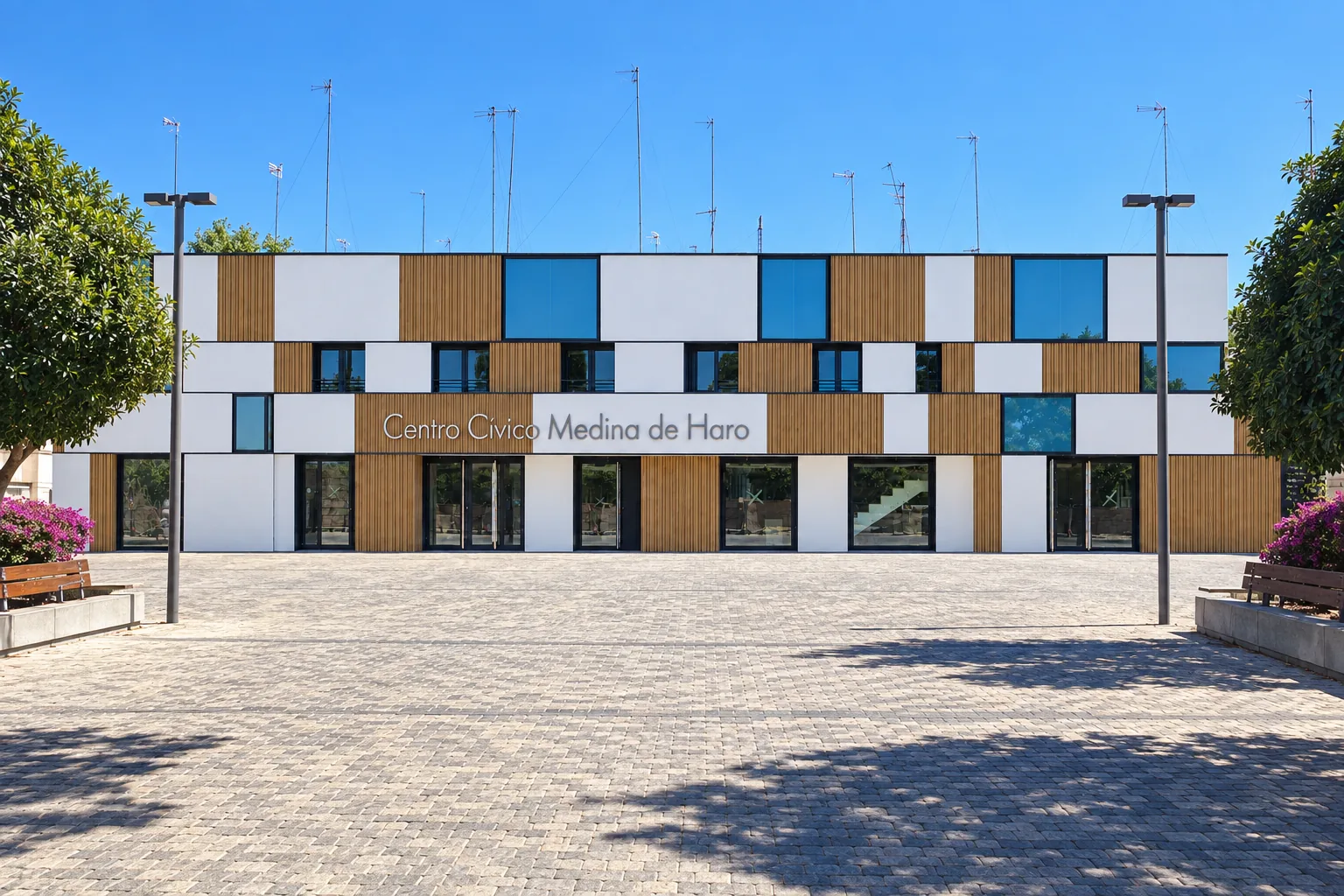 Façade rénovée du Centre civique Medina de Haro et relation avec la place